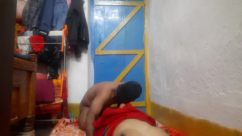 Busty Banuu: Büyük memeli kadınlar ev sahibi tarafından sikişiyor