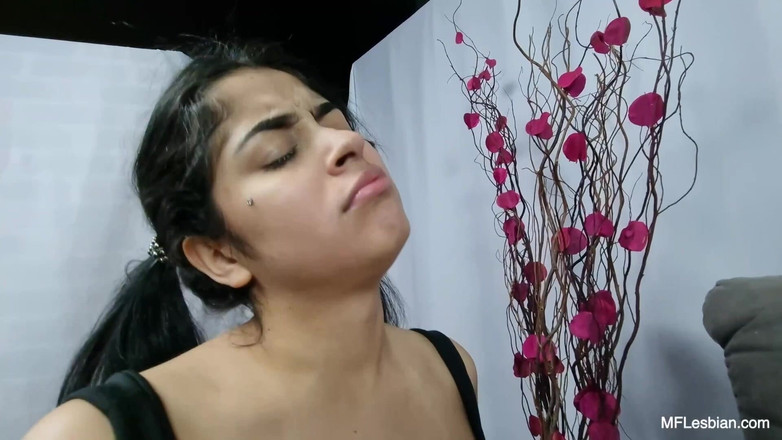 MF Lesbian: Seznamte se s mým sladkým zadkem, Holka