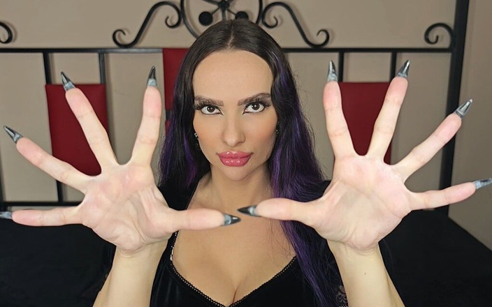 Princess18_: Ich Zeige Meine Langen, Dünnen Finger Und Spreize Sie so...