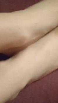 Schöne weiße beine, von denen ich meine socken ausziehe