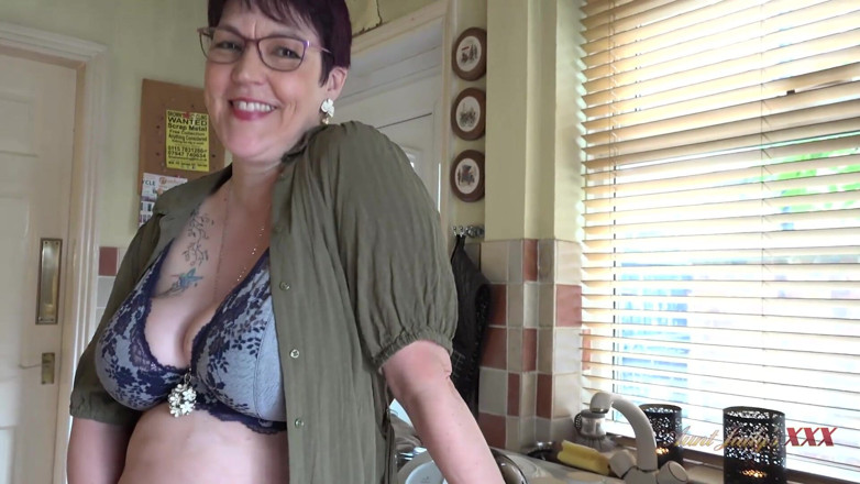 Aunt Judy's XXX: AuntJudysXXX - 부엌에서 자지를 빨아주는 56살 주부 Layla