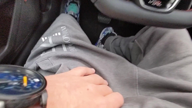SlipCouple: Handjob in the car on a very busy street o...