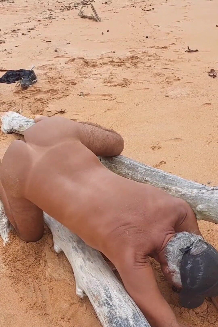 Ladysilvas: 해변에서 핫한 엉덩이를 보여주는 Ladysilva