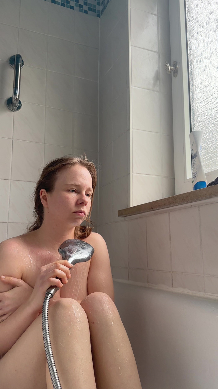 SweetLucy96: Teen with Perfect Body Showers