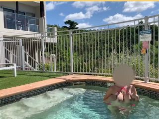 Wifey Does: Bikini rosa en la piscina del hotel