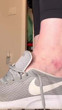 Piedi di taglia 16 stretta nelle sneaker di dimensione più piccola