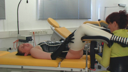 Rubber & Clinic Studio - 1ATOYS: Lesbijskie gry analne w perwersyjnym lateksie