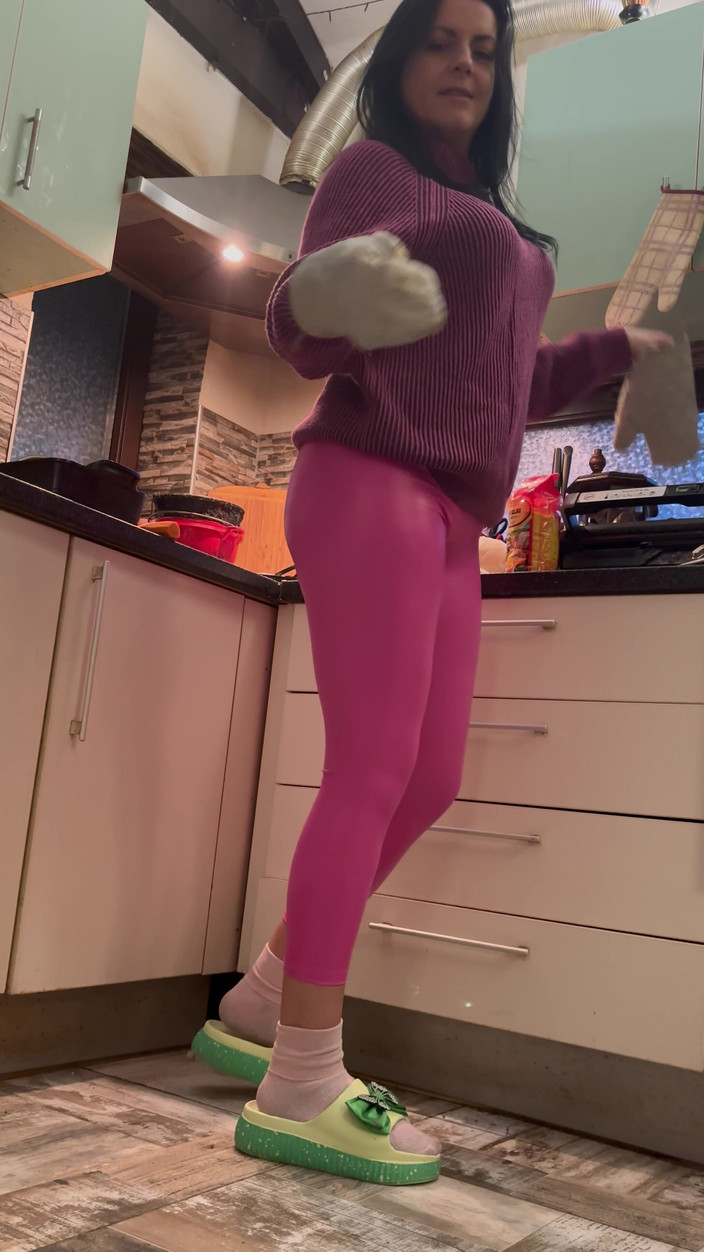 MilfyCalla: Legging kulit pink &amp; cameltoe menggoda di dapur