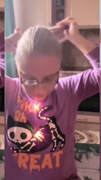 Asmr long, une blonde se fait brosser les cheveux