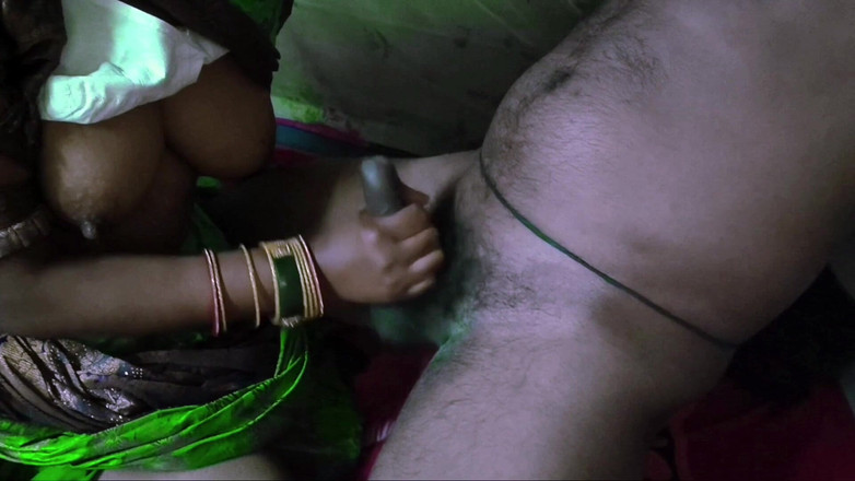 Sumang studio: Bhabhi en sari verde obtiene la polla de su hermanastro...