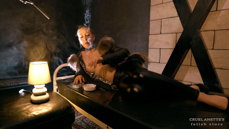 Cruel Anettes fetish world: 쌀쌀한 방에서 흡연