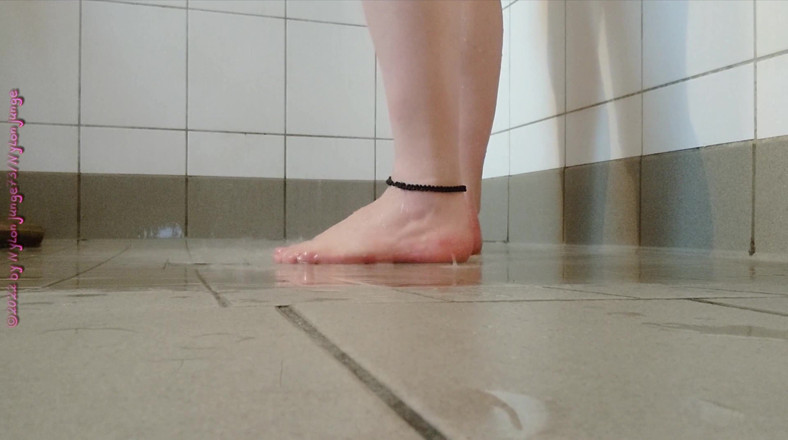 Carmen_Nylonjunge: Plakkerige voeten onder de douche