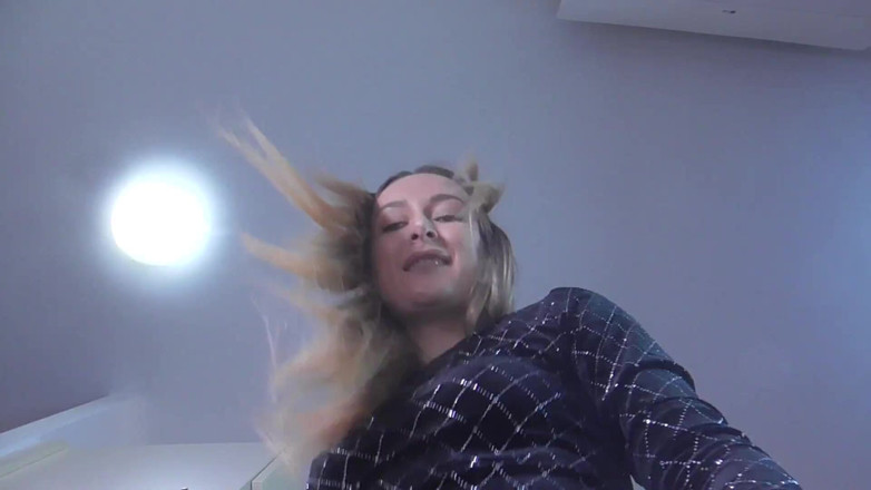 Solo Austria: Giantess Clarissa的内裤自慰 第一人称视角！