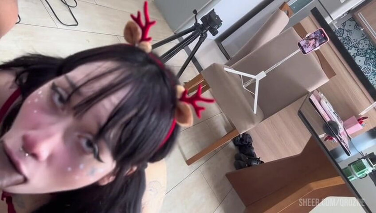 QroZne Studios: Vánoční kouření s alternativní dívkou pomocí sexuálního stroje