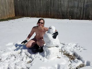 Aurora Willows large labia: Hombre de nieve desnudo