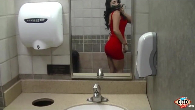Cleo: Cleo naughty lagi asik muasin memeknya sendirian di kamar mandi