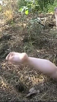 Adorando los pies de un amigo con esposa cuckqueana