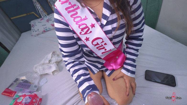 pinki_cute: 생일 섹스 - 의붓브로의 깜짝 선물로 보지 따먹히는 십대 의붓여동생.