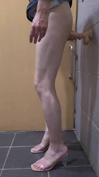 Taiwancdgirl: Ujeżdżając dildo w publicznej toalecie, dochodzi do wyjścia