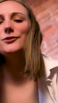 Sissy-vrouw date nacht vastpinnen en poesje eten - Clara Dee pov virtuele seks