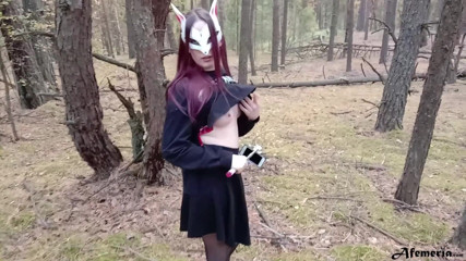 Afemeria: Maskovaná brunetka chycena v lese a kouří péro