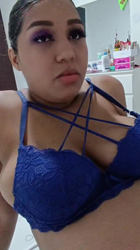 내 섹시한 사진을 찍어 발정난 의붓여친과 섹스해달라고 부탁해