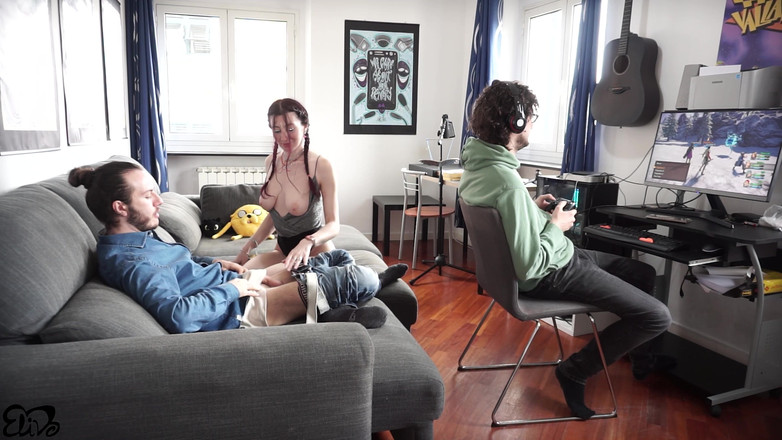 Fucktotum: 괴짜 남자의 행운의 날: 그의 친구의 여자친구는 진짜 창녀이며 그를 쓰리섬에서 그녀와 섹스하게 만듭니다.