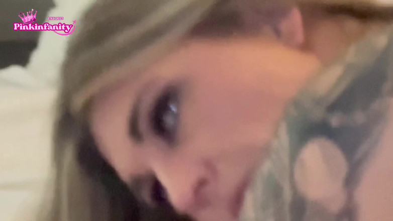 Katie Kampbell: Milfy blondine &amp; brünette spielen mit einem Strap-on