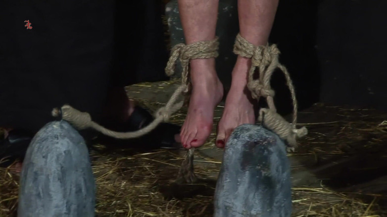 Inquisition and prison world: Blonde vrouw krijgt gewichten op haar voeten en wordt omhoog...