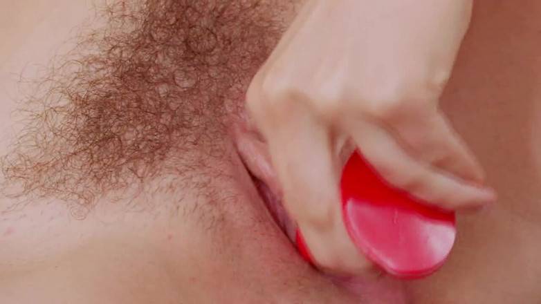 Sex Toy Entertainment: Pelacur rambut oranye ngentot memeknya yang berbulu pakai dildo