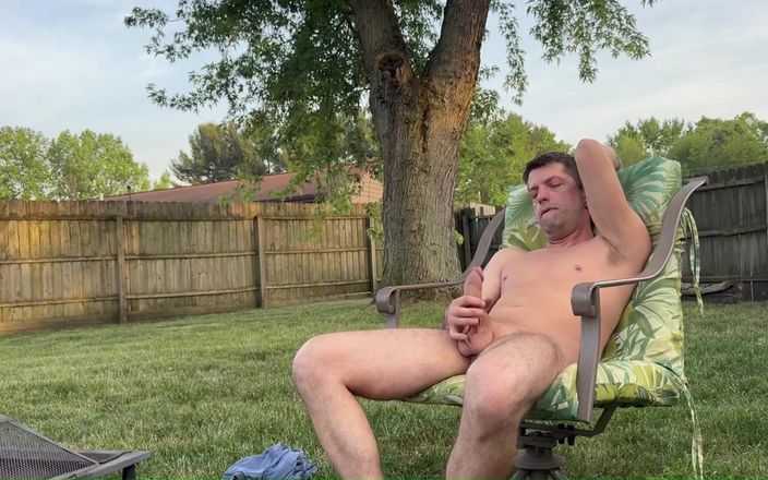 Jeffrey Jaxxon: Éjaculation dans l’arrière-cour - Jeffrey Jaxxon se branle au bord du...