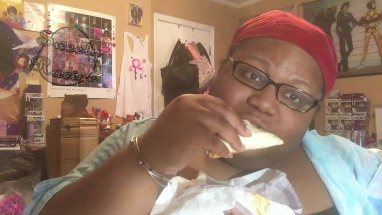 Sweety Racine: Une SSBBW mange une collation