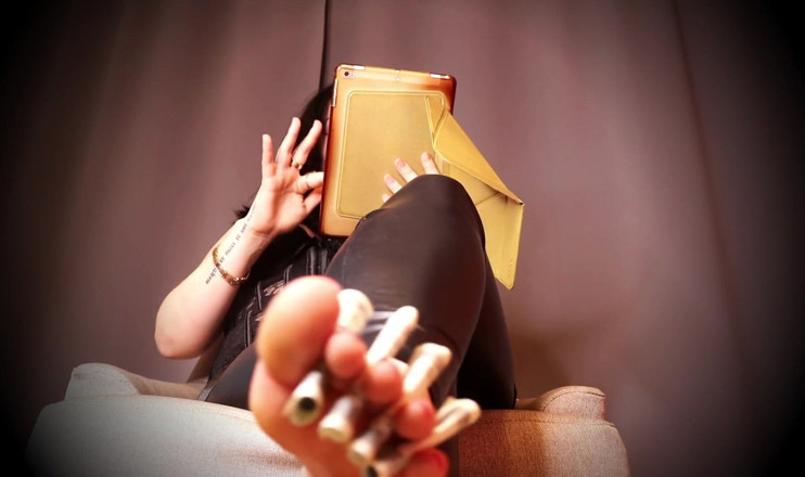Goddess Misha Goldy: pedikyor ke roop men aapka paisa divaidar par chadhta hai!