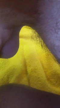 Pepek eboni menitis air mani dengan zakar putih besar