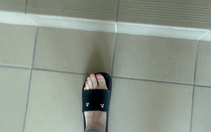 Feet: POV:灰色のレギンスを履いて歩くときのビーチサンダルの音
