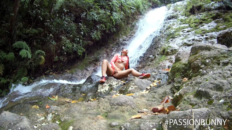 PassionBunny: Masturbation torride risquée dans un parc