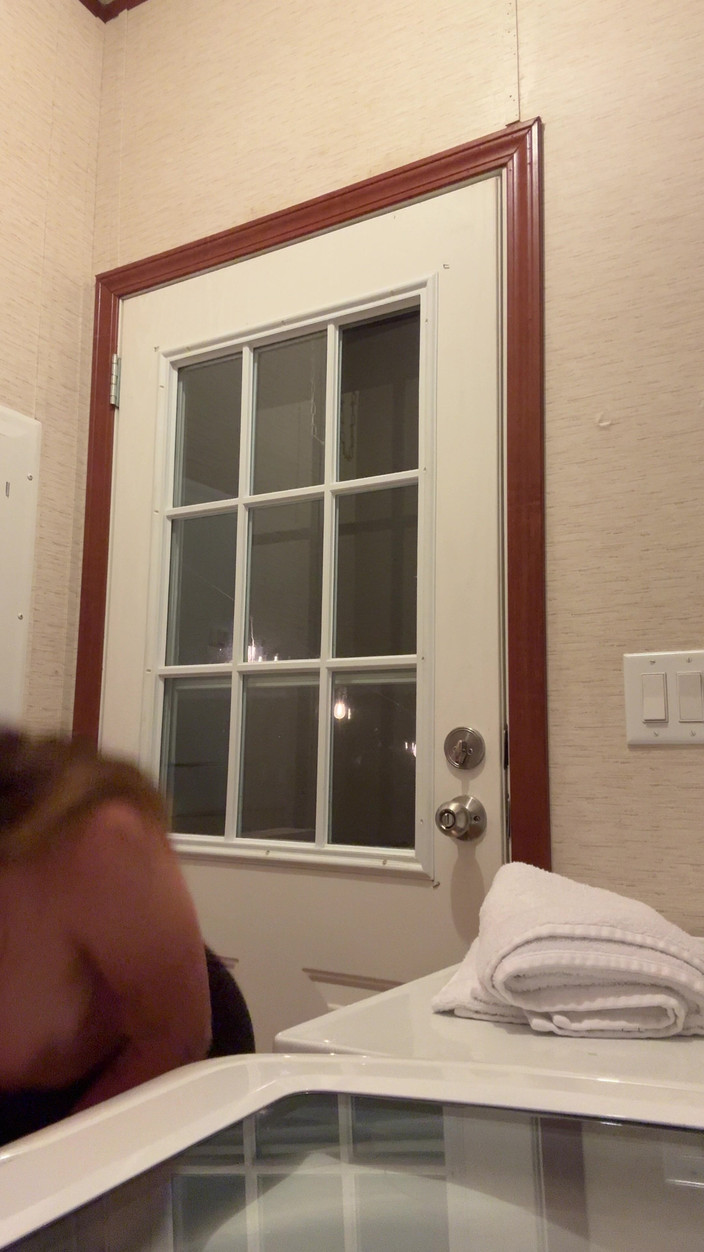 Nadia Foxx: Sert boşalmak için çamaşır makinemi kullanıyorum