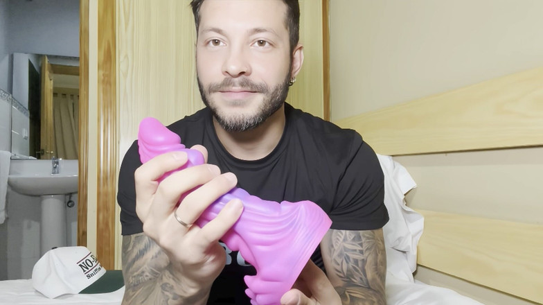 John Brachalli: Dildo Pembe Canavarı Denemek