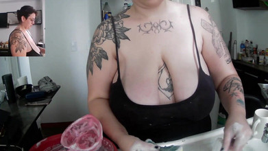 alucidfever: MiLF tatuata che fa i piatti con troppa scollatura