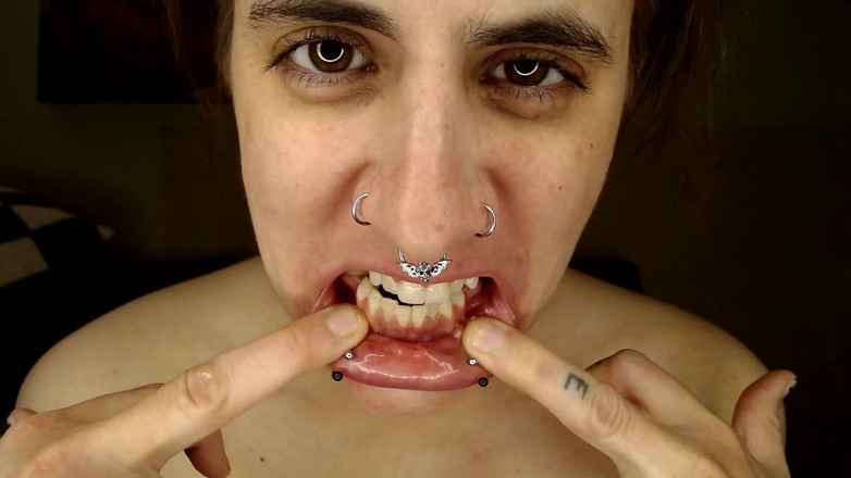 Abby Anna: Grote mondtour met piercings