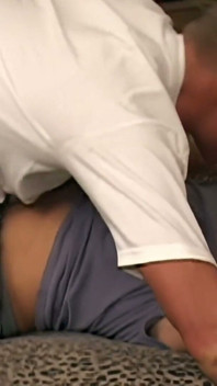 จ็อกที่มีรอยสักเย็ดถ่มน้ําลายและแลกน้ําเงี่ยน