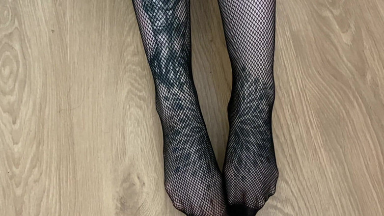 Barbietatoo1: Foot fetish. My fingers want in your mouth