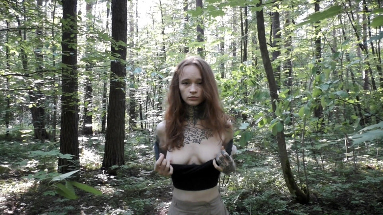 Elena Ginger: Pequeña pelirroja se masturba y chorrea en parque público