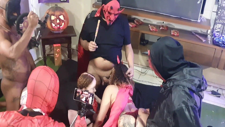 Paty Bumbum: Pesta seks Halloween di rumah Paty