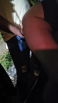 Yaptığına inanılır gibi değil. Yaramaz ateşli evli kadın yaraklı erkekle sikişiyor