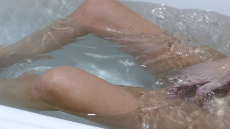 Natalie K: Aku lagi asik ngentot pakai jari sambil bugil di kamar...