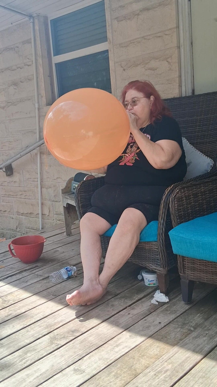 BBW nurse Vicki adventures with friends: 거대한 풍선을 날려 달라는 요청이 있는 큰 미녀 간호사 Vicki