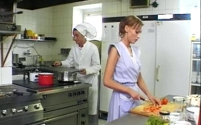 Deutsche Frauen: 一个苗条的德国小妞被饥渴的厨师搞砸了