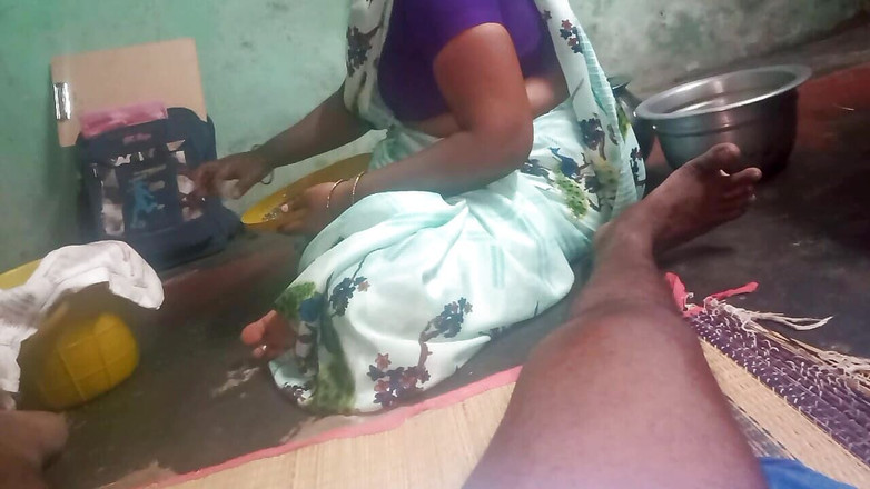 Priyanka314: Une tatie à gros nichons fait une branlette au village, bite