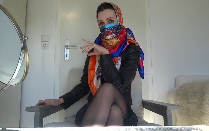 Lady Victoria Valente: Satin scarf mask, tudung dan jaket kulit